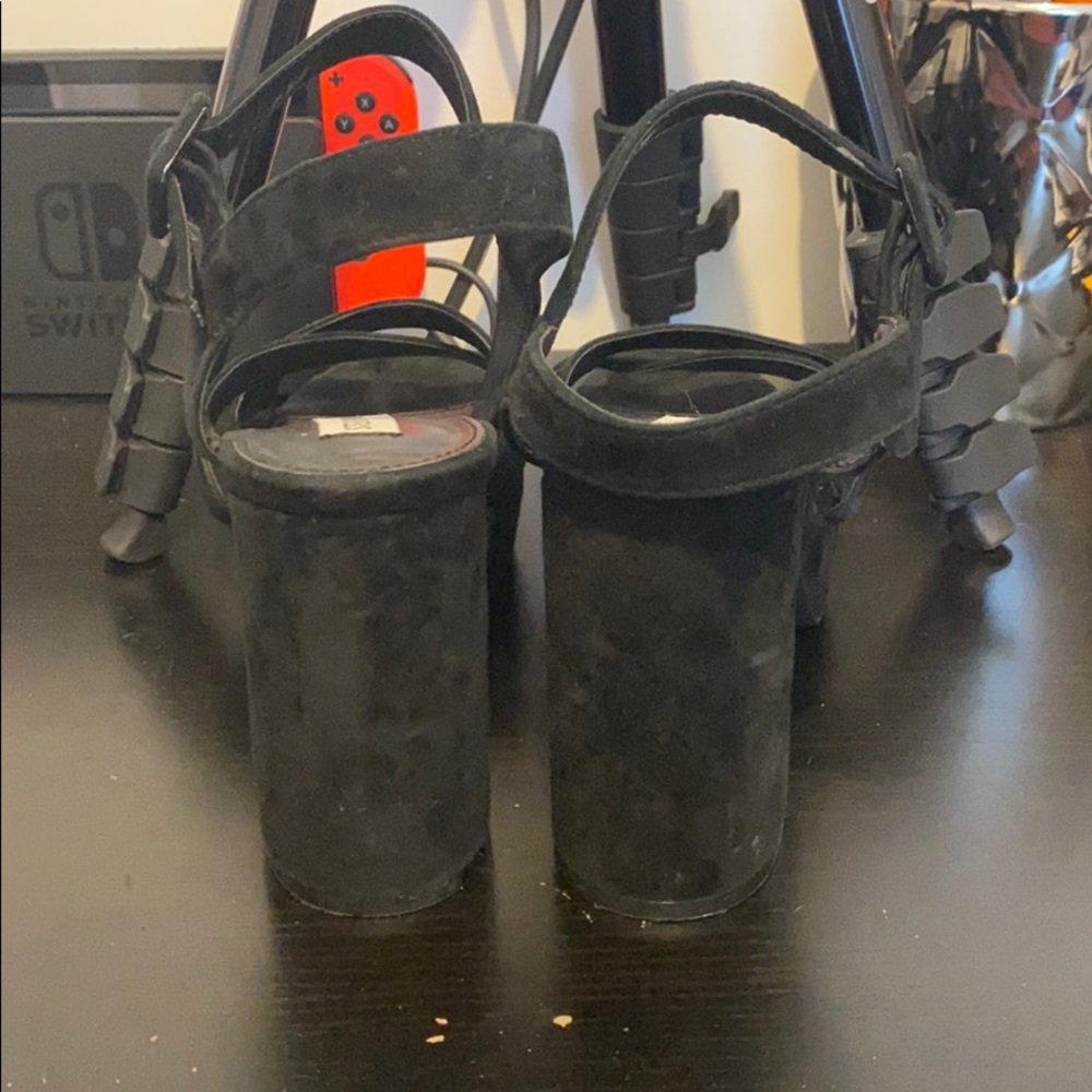 Heels - Picture 4 of 5